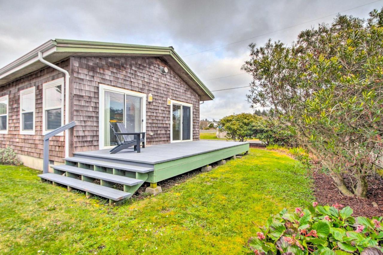 Airy Coastal Escape With Deck - Steps To Beach!
