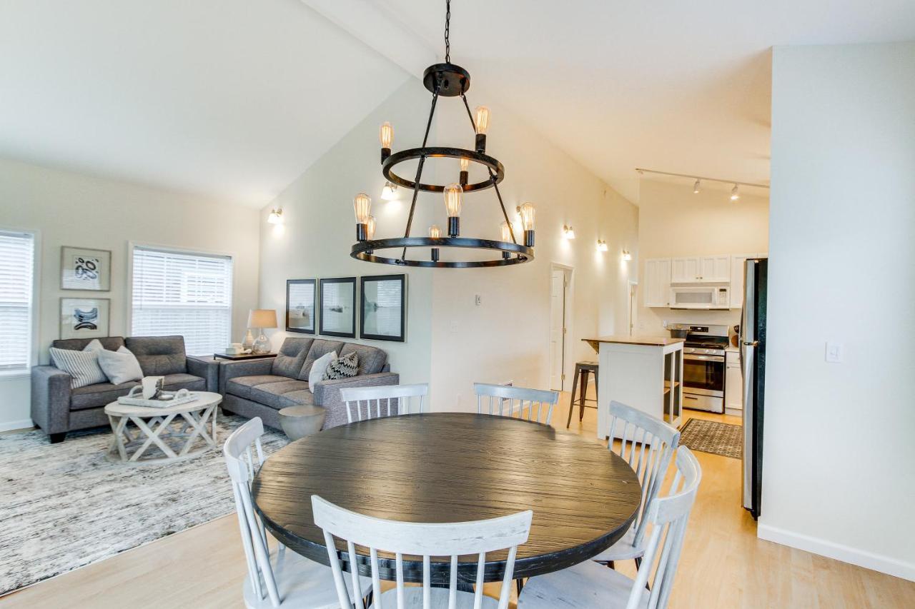 Holiday home Airy Coastal Escape With Deck - Steps To Beach! Pacific Beach