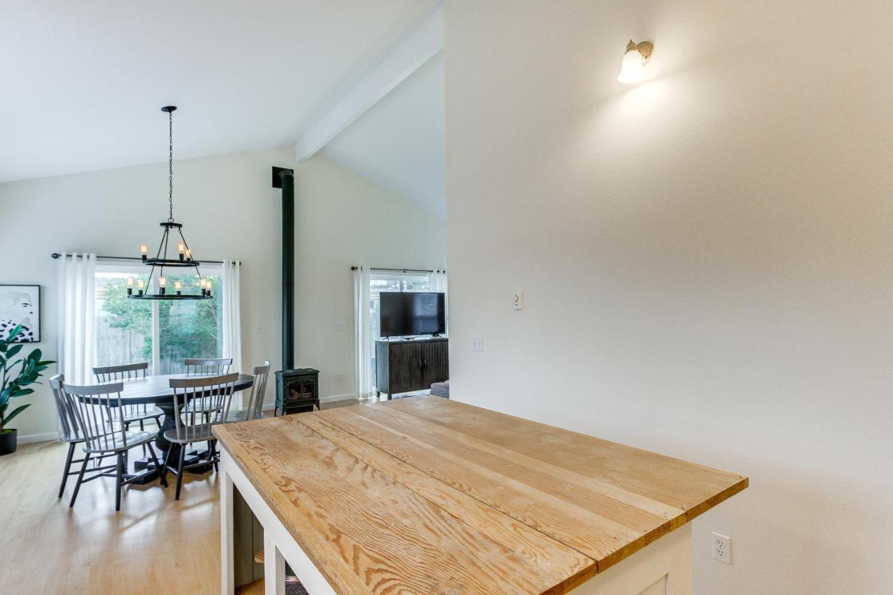 Airy Coastal Escape With Deck - Steps To Beach!