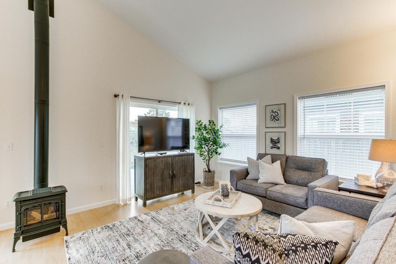 Airy Coastal Escape With Deck - Steps To Beach! Holiday home Pacific Beach