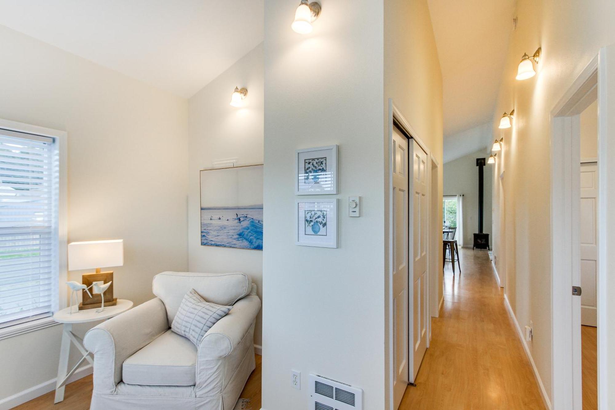 Airy Coastal Escape With Deck - Steps To Beach! Holiday home *